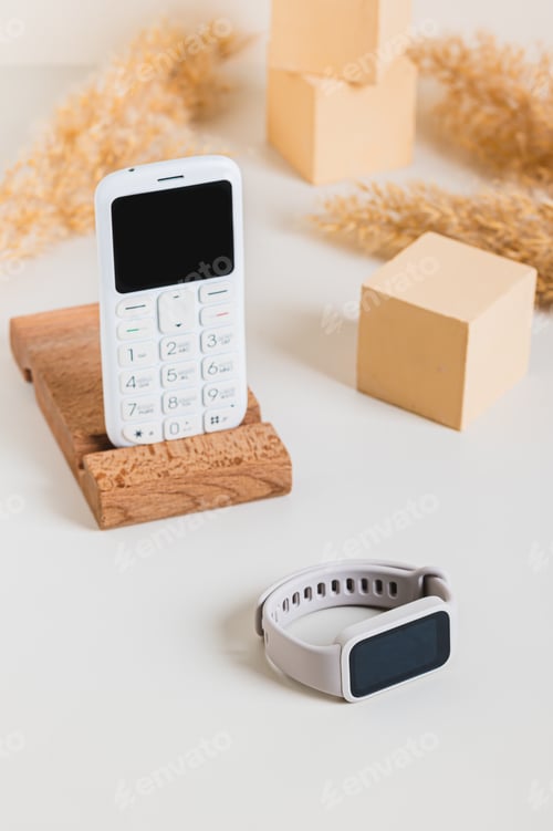 Preview: Wireless communication between a push-button telephone and a fitness bracelet vertical view