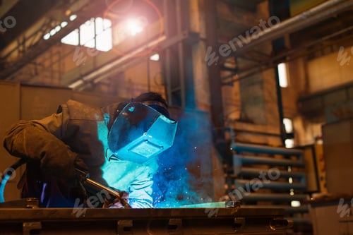 Preview: Man welding