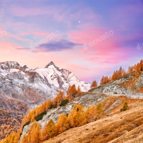 Preview: Picturesque autumn landscape at Grossglockner High Alpine Road with Grossglockner mountaine