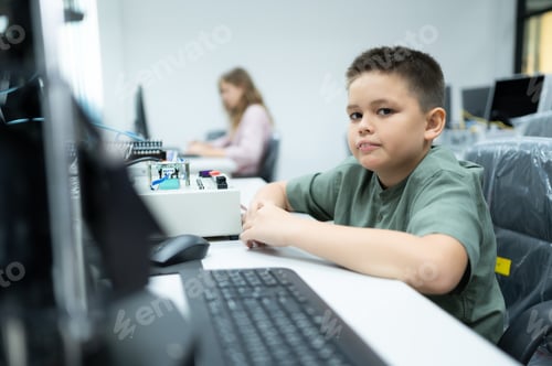 Preview: Youngsters utilizing the hand robot technology are having fun learning