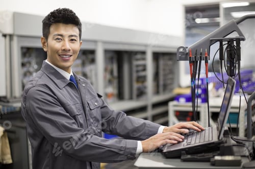 Preview: Auto mechanic working with computer