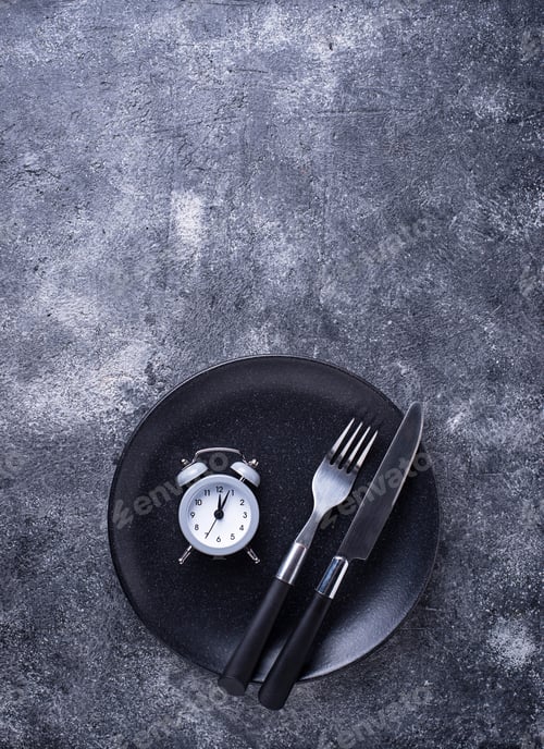 Preview: Grey alarm clock in empty plate.