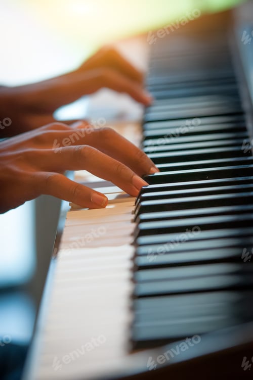 Preview: Pianist hands on the keyboard