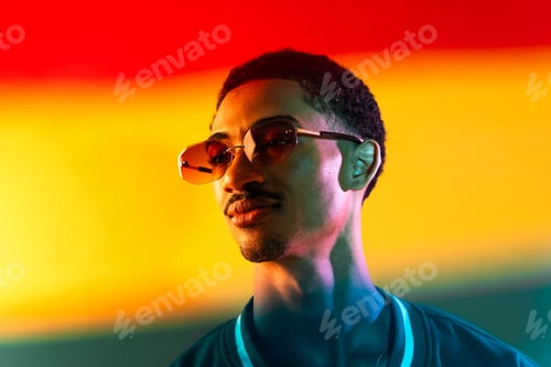 Vista previa: African man portrait in studio on colorful background