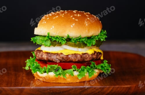 Preview: Close up delicious fresh burger on wooden board Homemade hamburger with fresh vegetables