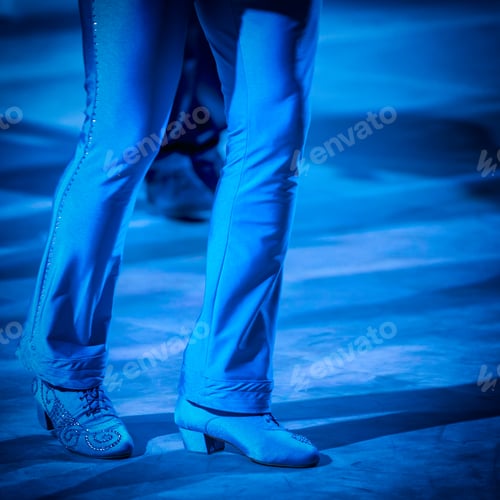 Vista previa: Blue dancing outfit under blue light, male legs in frame