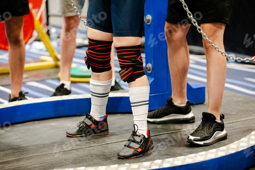 Preview: legs powerlifter in long socks, elastic wrap bandage on knees