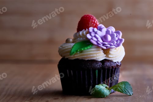 Preview: Delicious Cupcake with Raspberry and Purple Flower