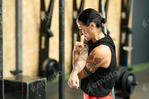 Preview: Strong woman warming up in a cross training center