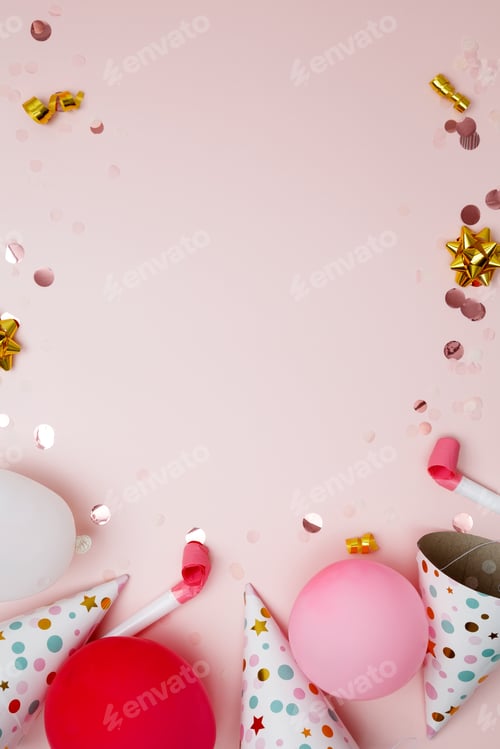 Visualização: Atributos de aniversário: balões coloridos, chapéus de festa e confetes. Conceito de aniversário festivo