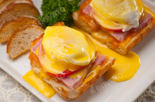 Preview: eggs benedict on bread with tomato and ham