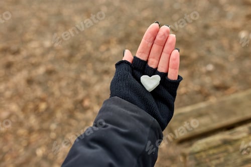 Preview: Traveler girl in black gloves keep in hand marshmallow in shaped heart