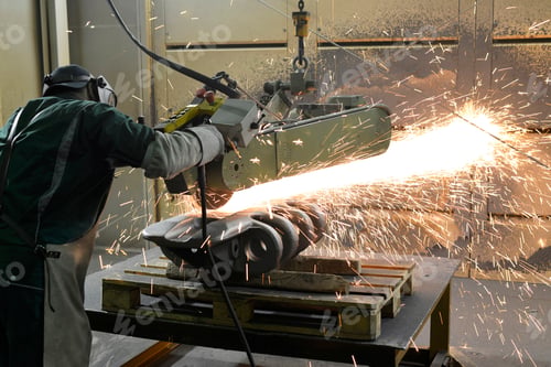 Preview: Working with belt sander in a foundry
