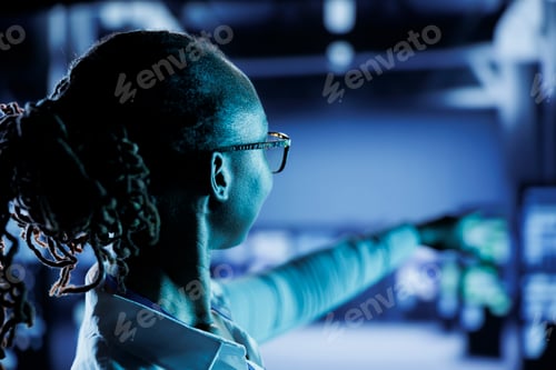 Preview: Engineer in server hub prevents downtime
