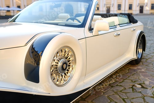 Preview: Close-up of the front of a white vintage car in the courtyard of the castle