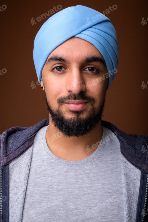 Preview: Young bearded Indian Sikh man wearing turban