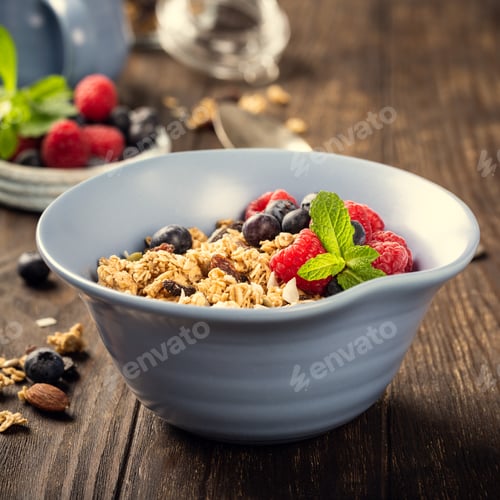 Preview: Oat granola with berries and yoghurt