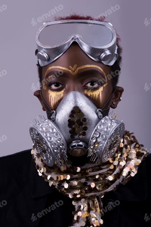 Preview: Potrait of a black woman putting on a mask