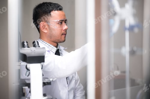 Preview: researchers are studying chemistry in the laboratory.