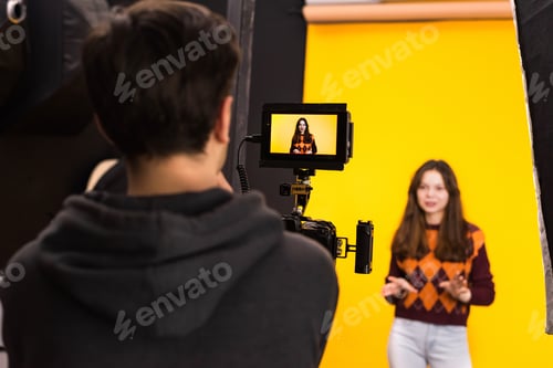 Visualização: Fotógrafo profissional fotografando uma jovem