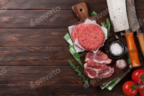 Preview: Raw minced meat and ingredients for burgers