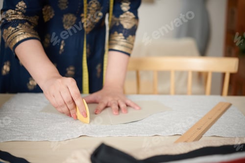 Preview: Tailor Outlining Pattern on Fabric