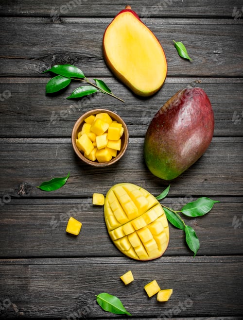 Preview: Pieces of fresh mango in bowl.