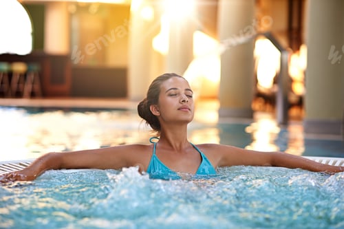 Vorschau: Lass deine Gedanken schweifen. Aufnahme einer jungen Frau, die sich in einem Whirlpool entspannt.