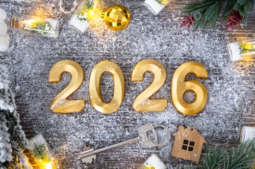 Visualização: Números dourados do Ano Novo de 2026 e chave da casa com pequena forma de casa em cinza festivo