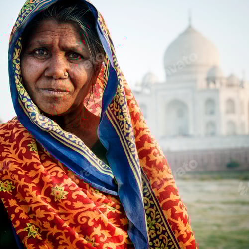 Preview: Indian woman in front of the Taj Mahal