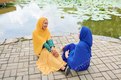 Preview: Female friends resting outdoors
