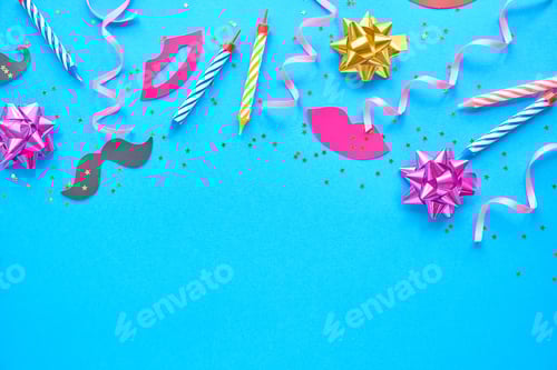 Visualização: fundo amarelo, o conceito de hora da festa, um convite para um aniversário ou outra comemoração.