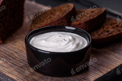 Preview: Sliced rye bread on cutting board. Whole grain rye bread with seeds