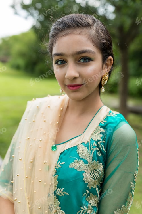 Preview: Pakistan girl with traditional costume