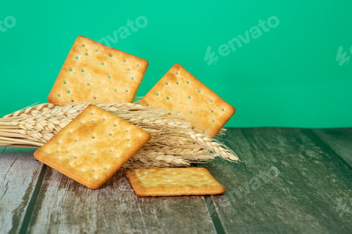 Preview: Breakfast serving of cream crackers