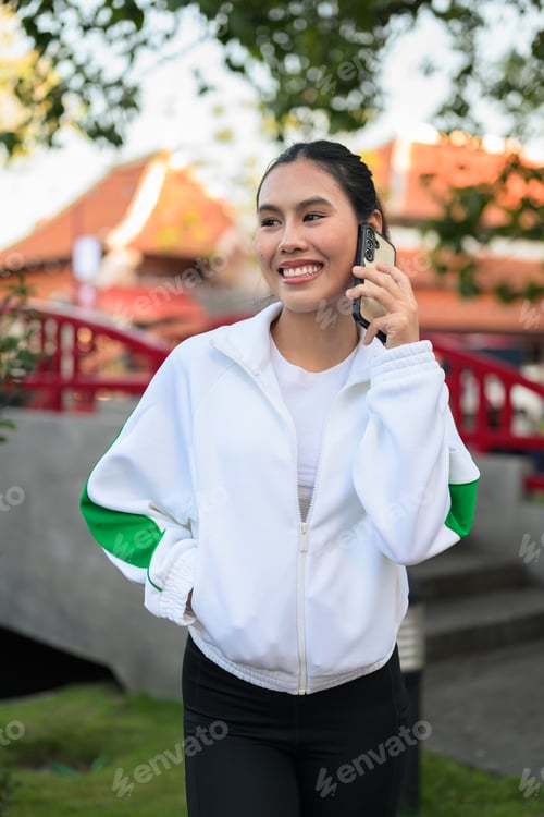 Preview: Young Asian Woman in Sporty Casual Outfit Outdoors in Traditional Garden