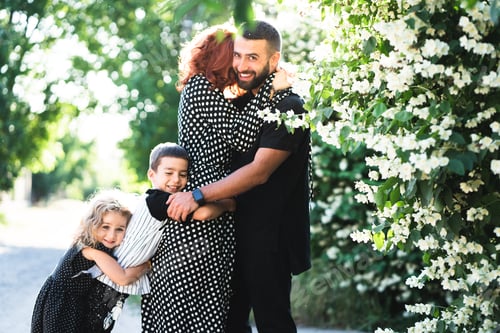 Visualização: Mamãe, papai, filhinho e filha se divertem