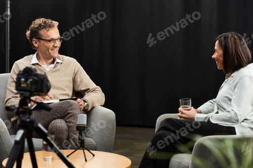 Preview: Engaging discussion between a journalist and a specialist in a professional interview setting