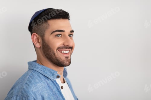 Preview: Closeup portrait of smiling jewish man in kippa