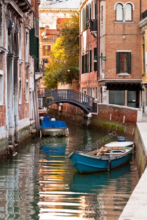Preview: Bridge and boats in Venice