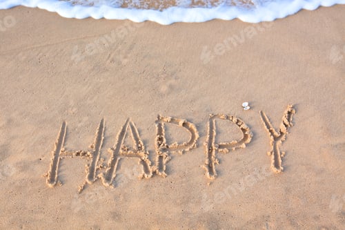 Visualização: palavra “feliz” escrita na areia da praia