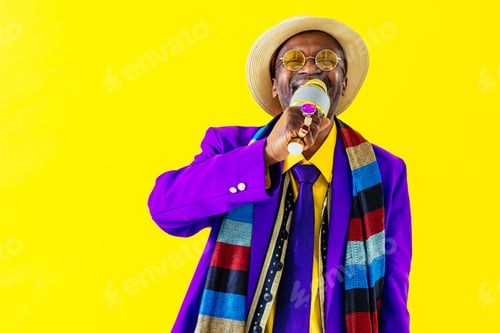 Preview: Cool senior man with fashionable outfit portrait