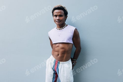 Preview: Stylish guy at grey wall looking at camera