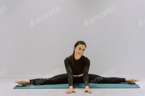 Preview: Beautiful sportive woman training in a gym