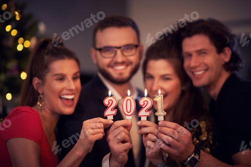 Visualização: Dois lindos casais jovens se divertindo na festa de Ano Novo