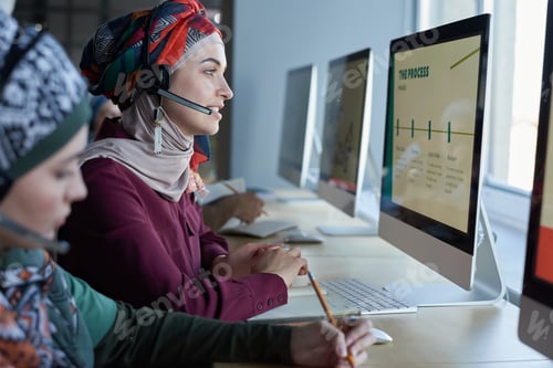 Preview: People working in call center