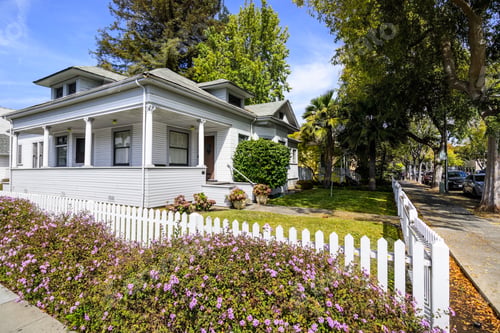 Preview: Old wooden house