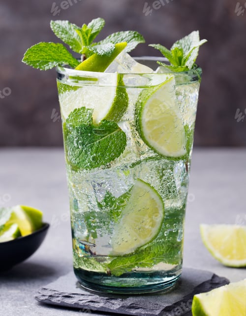 Vorschau: Mojito-Cocktail mit Limette und Minze im Longdrinkglas auf grauem Steingrund