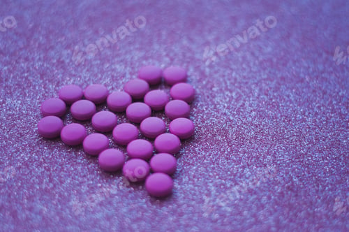 Preview: Pink purple medicine in a heart shape on a glitter background.