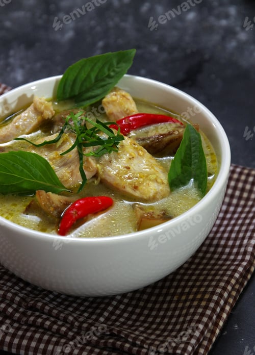 Preview: Green curry chicken in white bowl